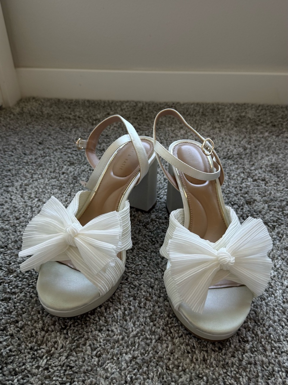Kelly & Katie Women’s White Bow Block Heel Sandals